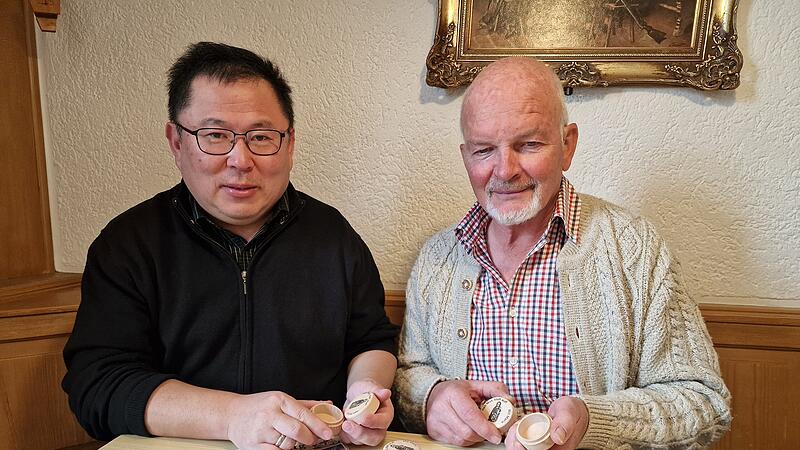 Diakon Kim Sell (links) und Heribert Vogler vom Arbeitskreis Maria Ehrenberg mit den Holzd&ouml;schen, die in diesem Jahr als Dankesch&ouml;n an die Zelebranten gehen.