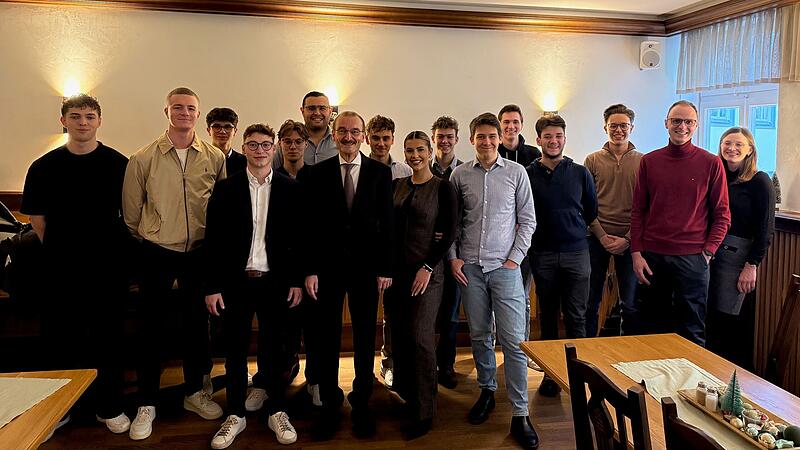 Die Junge Union tritt in Coburg erstmals mit einer eigenen Liste zur Stadtratswahl an. Auf diesem Foto sind einige der Kandidierenden zusammen mit dem OB-Kandidaten der CSU, Hans-Herbert Hartan, zu sehen.