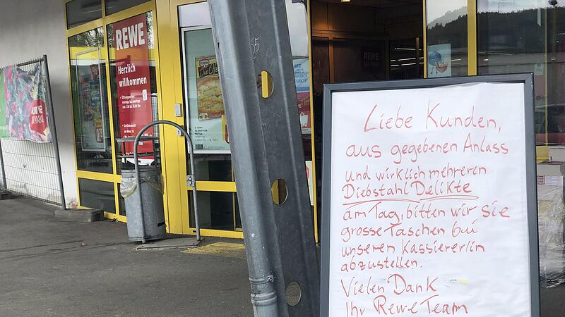 Mit diesem Plakat bittet der Rewe-Markt in Neustadt bei seinen Kunden um Verst&auml;ndnis f&uuml;r Vorsichtsma&szlig;nahmen gegen m&ouml;gliche Ladendiebst&auml;hle.