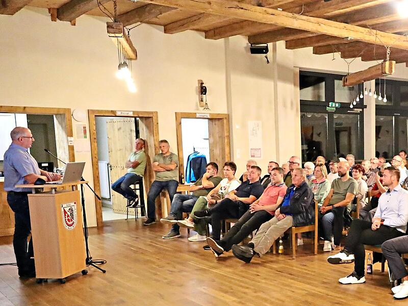 B&uuml;rgermeister Klaus Faatz spricht vor rund 120 Teilnehmern bei der B&uuml;rgerversammlung M&uuml;hlhausen.