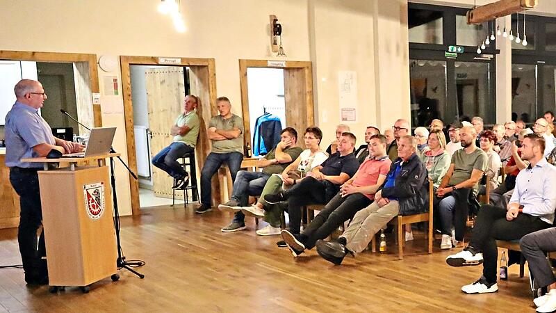 B&uuml;rgermeister Klaus Faatz spricht vor rund 120 Teilnehmern bei der B&uuml;rgerversammlung M&uuml;hlhausen.