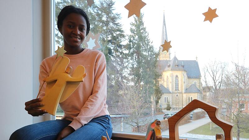 Grace Matandika ist eine von drei Forchheimer Weihnachtsengeln 2021. Die 23-Jährige verbringt ein freiwilliges soziales Jahr im Kinderhaus St. Johannis in Forchheim. „Es macht mir einfach Spaß, die Kinder fröhlich zu sehen.“Forchheim & Fränkische Schweiz