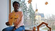 Grace Matandika ist eine von drei Forchheimer Weihnachtsengeln 2021. Die 23-Jährige verbringt ein freiwilliges soziales Jahr im Kinderhaus St. Johannis in Forchheim. „Es macht mir einfach Spaß, die Kinder fröhlich zu sehen.“Forchheim & Fränkische Schweiz