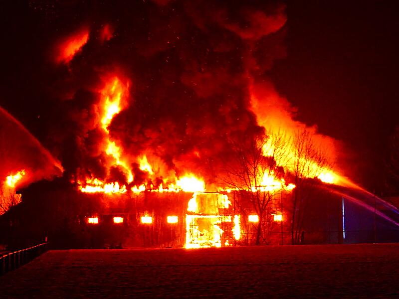 Bei einem Scheunenbrand in Eyrichshof sind tausende Reifen verbrannt.