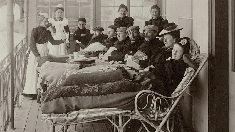 Die „Stille Liege“ auf dem „Zauberberg“: Das historische Foto von 1900 zeigt Tuberkulosepatienten in der Höhenklinik „Valbella“, die Thomas Mann im „Zauberberg“  als Vorlage für seinen „Berghof“ genommen hat.