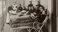 Die „Stille Liege“ auf dem „Zauberberg“: Das historische Foto von 1900 zeigt Tuberkulosepatienten in der Höhenklinik „Valbella“, die Thomas Mann im „Zauberberg“  als Vorlage für seinen „Berghof“ genommen hat.