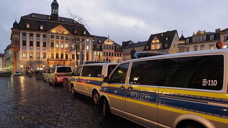 Die Bereitschaftspolizei war zuletzt schon häufiger in Coburg. Dieses Foto stammt von einem der „Spaziergänge“ am Montagabend, mit denen gegen die Corona-Maßnahmen protestiert wurde. Die Bereitschaftspolizei war zuletzt schon häufiger in Coburg. Dieses Foto stammt von einem der „Spaziergänge“ am Montagabend, mit denen gegen die Corona-Maßnahmen protestiert wurde.