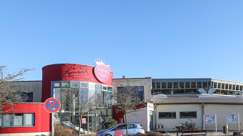Auf dem Dach des K&ouml;nigsbades ist Photovoltaik installiert, aber  aus der Sicht der     Kritiker m&uuml;sste die    Ausstattung mit Photovoltaik hier und im gesamten Forchheimer Stadtgebiet viel weiter gehen.Forchheim & Fr&auml;nkische Schweiz