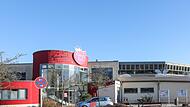 Auf dem Dach des Königsbades ist Photovoltaik installiert, aber  aus der Sicht der     Kritiker müsste die    Ausstattung mit Photovoltaik hier und im gesamten Forchheimer Stadtgebiet viel weiter gehen.Forchheim & Fränkische Schweiz