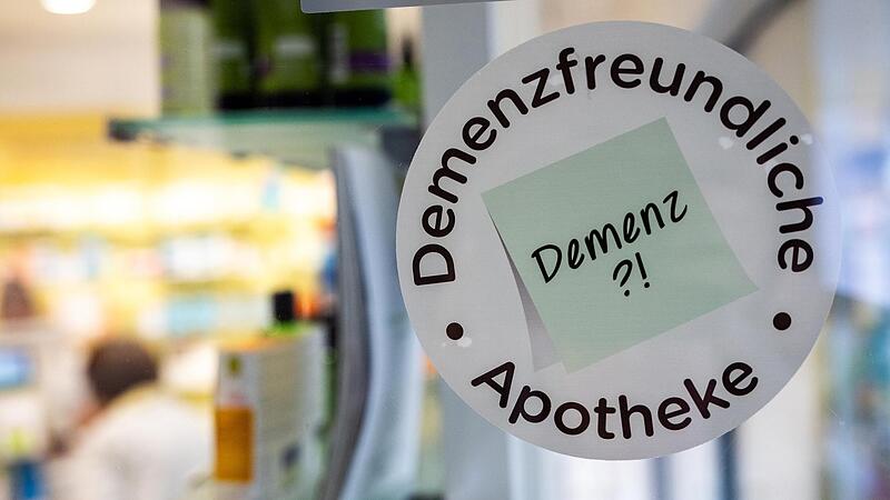 An der Scheibe einer Apotheke klebt ein Logo mit der Aufschrift &bdquo;Demenzfreundliche Apotheke&ldquo;. Immer mehr Pharmazeuten bilden sich weiter, um Betroffene besser beraten zu k&ouml;nnen, wie hier in der Sonnen-Apotheke in Zapfendorf.
