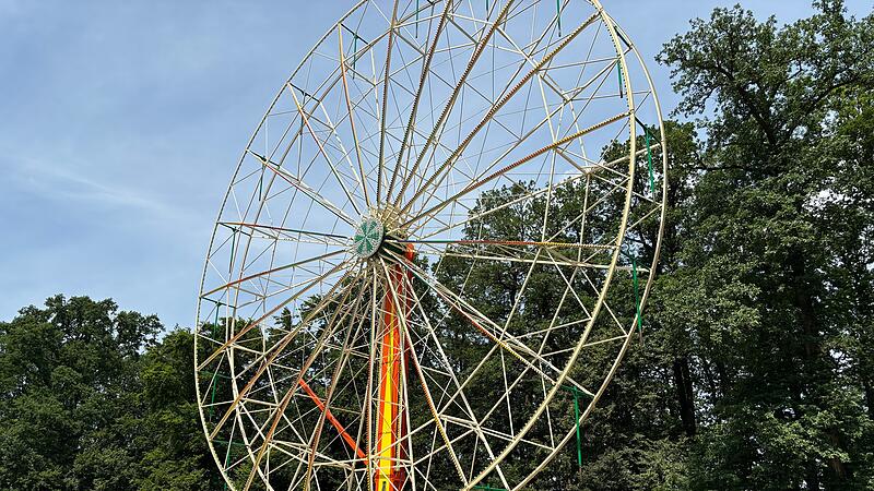 Es steht: Das Riesenrad für's Annafest wurde am Freitag an seinem angestammten Platz aufgerichtet.Forchheim & Fränkische Schweiz Es steht: Das Riesenrad für's Annafest wurde am Freitag an seinem angestammten Platz aufgerichtet.