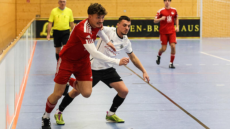 Der FC Coburg (rot) und Gastgeber Sylvia Ebersdorf z&auml;hlen zu den Favoriten in der HKM-Endrunde.