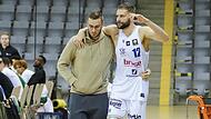 Aus nach nur 45 Sekunden: Christopher Wolf musste mit einer Verletzung am rechten Knie das Spielfeld vorzeitig verlassen. Dem Kapitän des BBC Coburg droht eine lange Pause. Links sein Bruder Nicolas Wolf. Der ehemalige Regionalligaspieler verstärkt künftig den Kader des BBC.