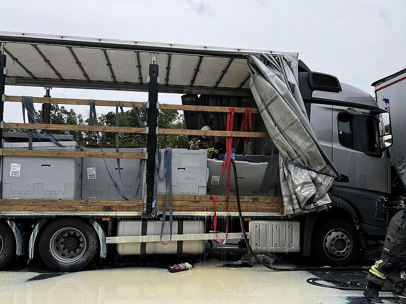 Tausende  Liter Kondensmilch ergossen sich auf die Autobahn.