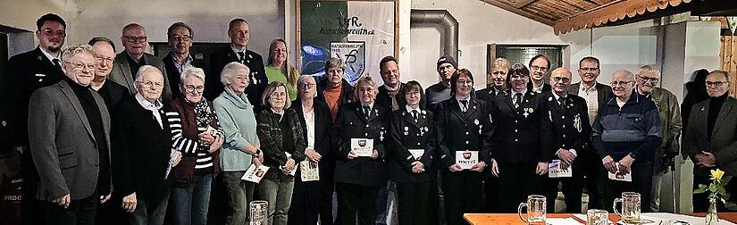 Gruppenfoto der geehrten Vereinsmitglieder der Freiwilligen Feuerwehr Katschenreuth. Gruppenfoto der geehrten Vereinsmitglieder der Freiwilligen Feuerwehr Katschenreuth.