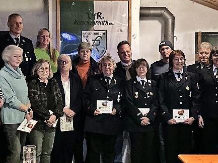 Gruppenfoto der geehrten Vereinsmitglieder der Freiwilligen Feuerwehr Katschenreuth.