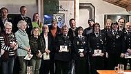 Gruppenfoto der geehrten Vereinsmitglieder der Freiwilligen Feuerwehr Katschenreuth. Gruppenfoto der geehrten Vereinsmitglieder der Freiwilligen Feuerwehr Katschenreuth.