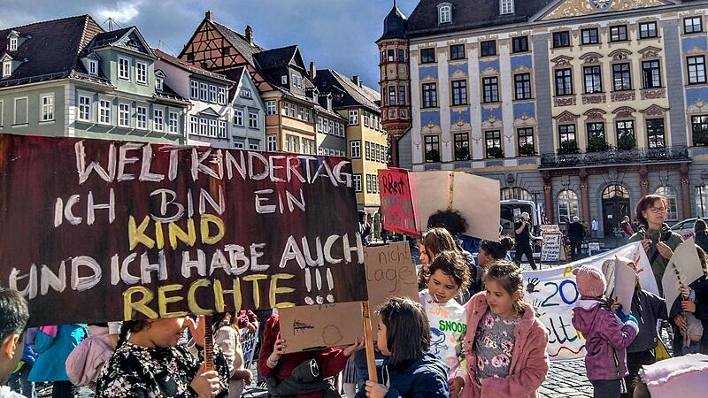 Am Weltkindertag 2022 gingen Coburgs Kinder auf die Stra&szlig;e und demonstrierten f&uuml;r mehr Rechte.