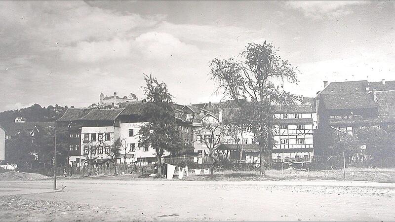 Blick &uuml;ber die gerade im Bau befindliche Hindenburgstra&szlig;e zum Lohgraben. Heute wird der Blick auf die Geb&auml;ude  durch das Postgeb&auml;ude verdeckt.