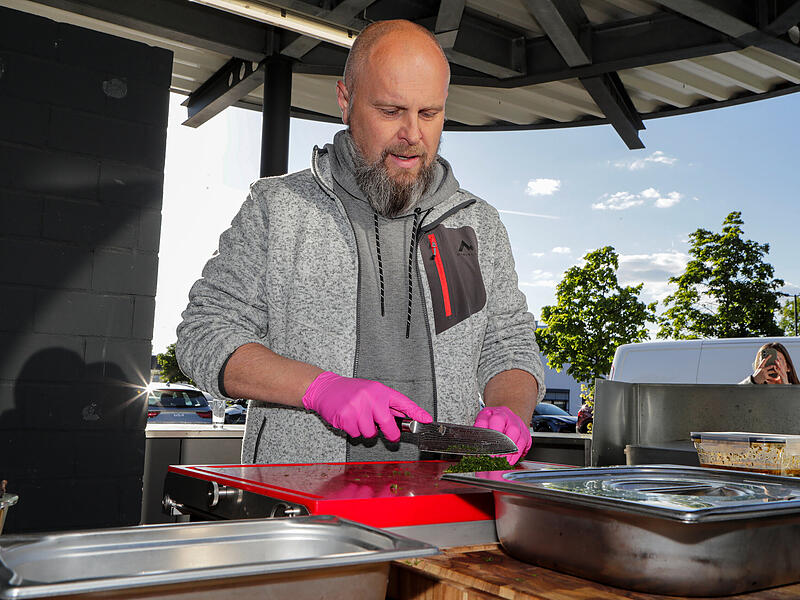 Das Topping, Bärwurz, bereitete Gewürz-Sommelier Ralf Schmitt zu.Grill-Workshop