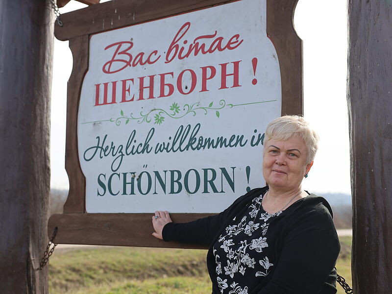 Marianne Nuser am Ortseingang von Sch&ouml;nborn.