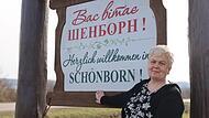 Marianne Nuser am Ortseingang von Sch&ouml;nborn.