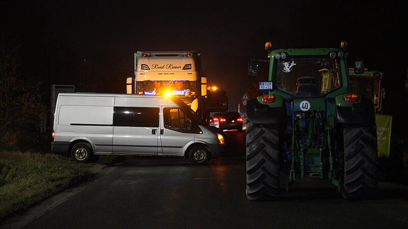 Rewe-Zentrallager im Landkreis Bamberg mit Traktoren, Lastwagen und Transportern blockiert.