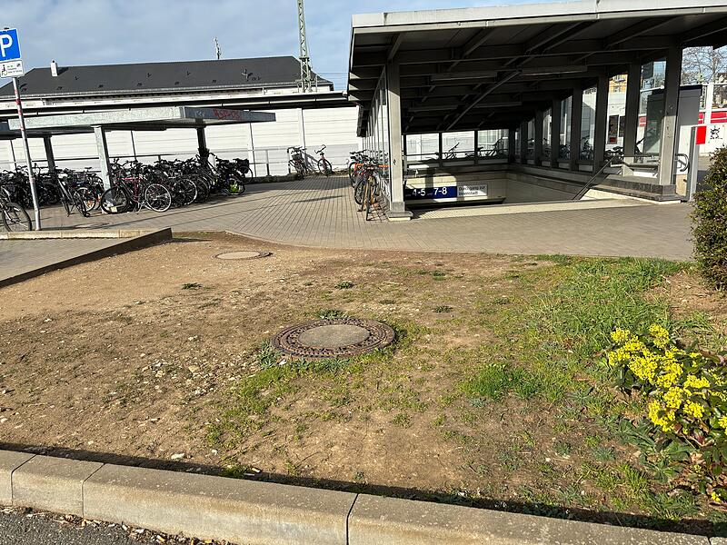 Eigentlich als Gr&uuml;nfl&auml;che geplant erweist sich dieser Bereich vor der Unterf&uuml;hrung als faktischer Hauptweg vom Pendlerparkplatz zum Bahnhof.