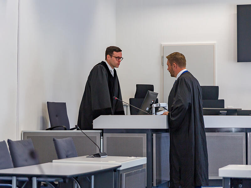 Staatsanwalt Johannes Degel (links) und Rechtsanwalt Maximilian Glabasnia im Gespr&auml;ch