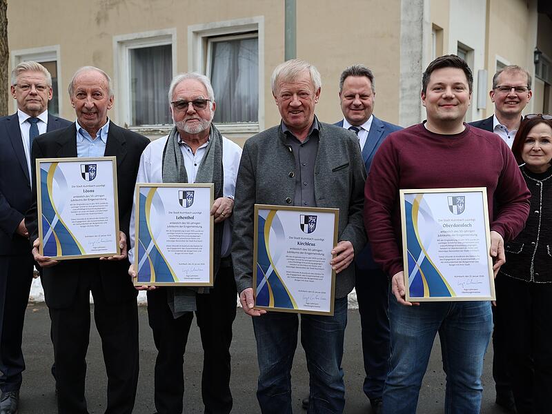 Jubiläum Eingemeindung Kulmbach 2026 Oberbürgermeister Ingo Lehmann überreichte dem Kirchleuser Ortssprecher die Urkunde der Stadt, die an 50 Jahre Eingemeindung erinnert. Für Kirchleus war der Tag ein Tag der Freude. Denn jetzt wird das Dorfhaus abgerissen und weicht einem Neubau.