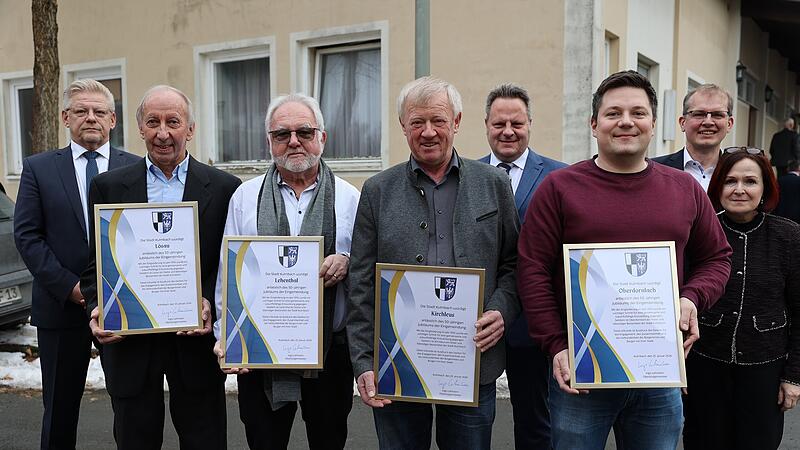 Oberb&uuml;rgermeister Ingo Lehmann &uuml;berreichte dem Kirchleuser Ortssprecher die Urkunde der Stadt, die an 50 Jahre Eingemeindung erinnert. F&uuml;r Kirchleus war der Tag ein Tag der Freude. Denn jetzt wird das Dorfhaus abgerissen und weicht einem Neubau.
