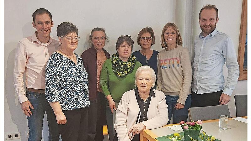 Matthias Dees (links) und Sebastian Dees (rechts) &uuml;bergaben die Spende an das Team des Seniorennachmittags