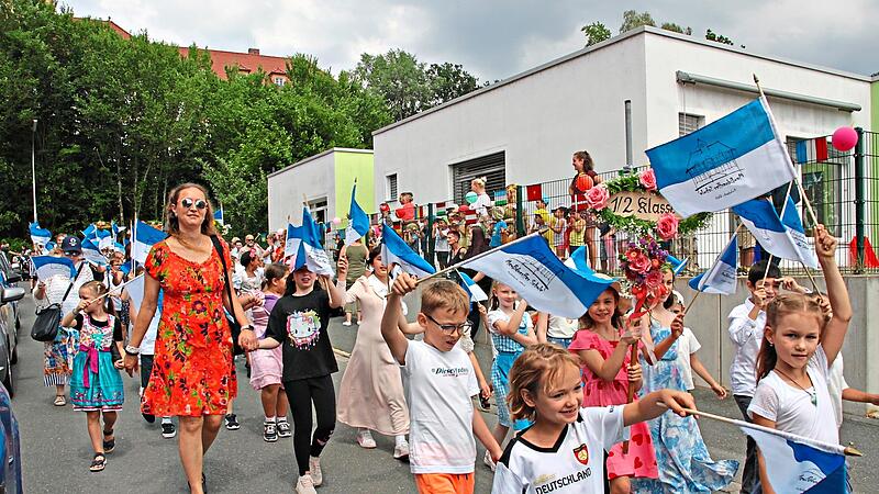 Ein bunter Festzug schl&auml;ngelte sich durch die Blaich.Stephan St&ouml;ckel