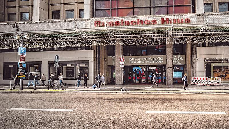 Das &bdquo;Russische Haus&ldquo; im Zentrum Berlins firmiert als Kulturzentrum, doch viele sind &uuml;berzeugt, dass hinter der Fassade Kultur nur eine Nebenrolle spielt.  Laut Medienberichten soll die Staatsanwaltschaft gegen die Tr&auml;ger des Hauses ermitteln.