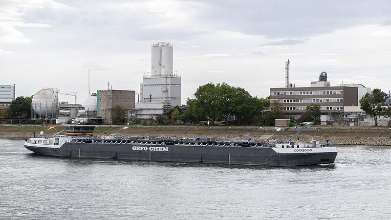 G&uuml;terschiff auf dem Rhein