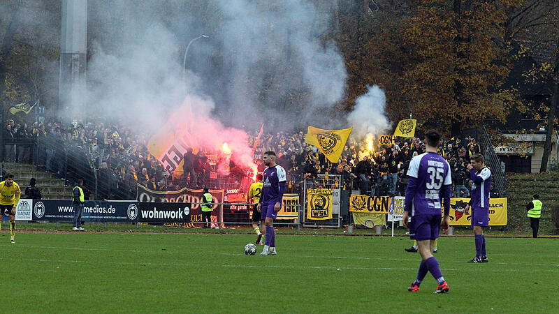 Die Fans der SpVgg Bayreuth feiern den Führungstreffer gegen den FC Eintracht Bamberg mit Pyrotechnik.