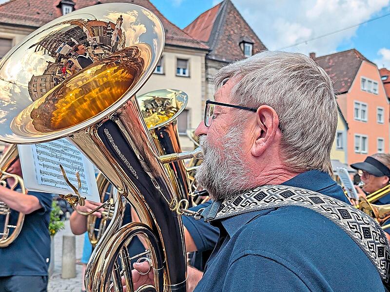 Die erste Station der Feuerwehrkapelle war vor dem Forchheimer Rathaus, ehe es durch die Fu&szlig;g&auml;ngerzone weiterging zum Paradeplatz. Lukas Pitule