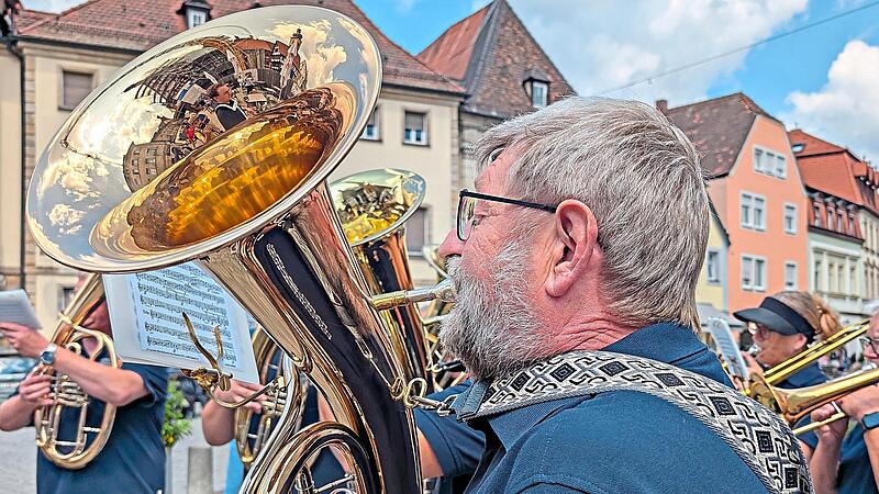 Die erste Station der Feuerwehrkapelle war vor dem Forchheimer Rathaus, ehe es durch die Fu&szlig;g&auml;ngerzone weiterging zum Paradeplatz. Lukas Pitule