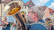 Die erste Station der Feuerwehrkapelle war vor dem Forchheimer Rathaus, ehe es durch die Fu&szlig;g&auml;ngerzone weiterging zum Paradeplatz. Lukas Pitule