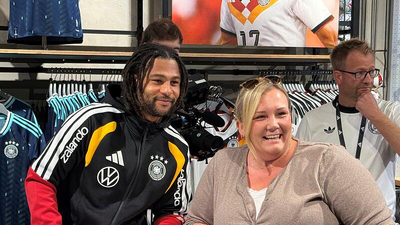 Autogrammstunde Serge GnabryBildergalerie Autogrammstunde Serge Gnabry