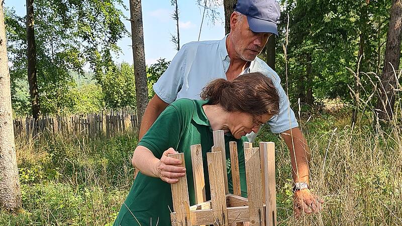 Sibylle Appoldt und Christian K&ouml;nig begutachten gemeinsam den neu angepflanzten Speierling im Zukunftswald.