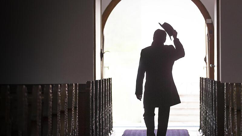 Immer mehr Menschen sagen sich von der Kirche los. Gemäß den Prognosen von Demographen und Statistikern könnte sich die Zahl der Christen in Deutschland bis zum Jahr 2060 halbieren. Immer mehr Menschen sagen sich von der Kirche los. Gemäß den Prognosen von Demographen und Statistikern könnte sich die Zahl der Christen in Deutschland bis zum Jahr 2060 halbieren.