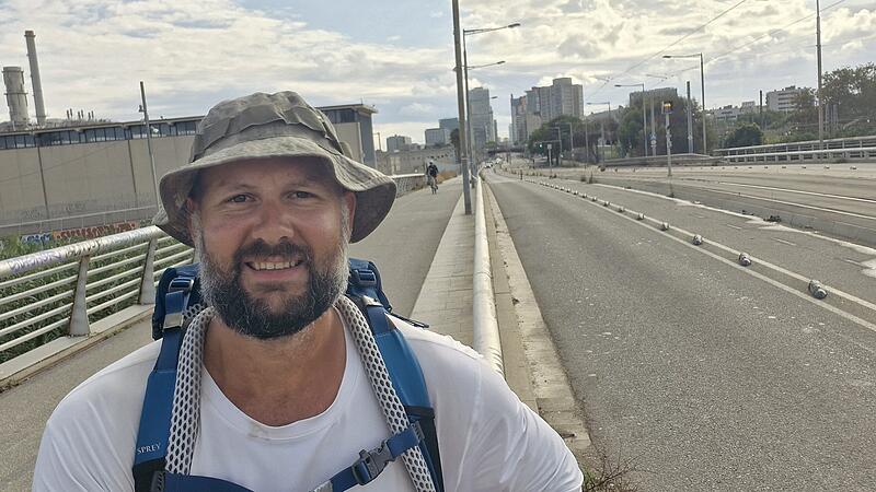 Andreas Hartl Andreas Hartl hat sein großes Ziel erreicht: Er ist zu Fuß 1000 Kilometer von Dijon bis nach Barcelona gelaufen - und das sogar in nur 18 Tagen.