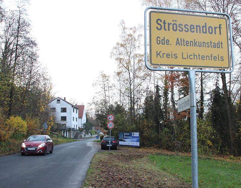 Der Bauausschuss hatte zum Schutz der Bürger im Juni vergangenen Jahres ein Tempolimit von 30 Stundenkilometern für die Strössendorfer Ortsdurchfahrt erlassen. Das Landratsamt hält dieses Limit für rechtswidrig und fordert die Gemeinde Altenkunsta... Der Bauausschuss hatte zum Schutz der Bürger im Juni vergangenen Jahres ein Tempolimit von 30 Stundenkilometern für die Strössendorfer Ortsdurchfahrt erlassen. Das Landratsamt hält dieses Limit für rechtswidrig und fordert die Gemeinde Altenkunsta...