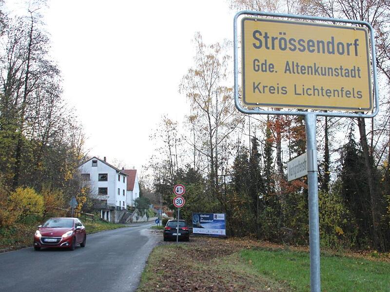 Der Bauausschuss hatte zum Schutz der B&uuml;rger im Juni vergangenen Jahres ein Tempolimit von 30 Stundenkilometern f&uuml;r die Str&ouml;ssendorfer Ortsdurchfahrt erlassen. Das Landratsamt h&auml;lt dieses Limit f&uuml;r rechtswidrig und fordert die Gemeinde Altenkunsta...