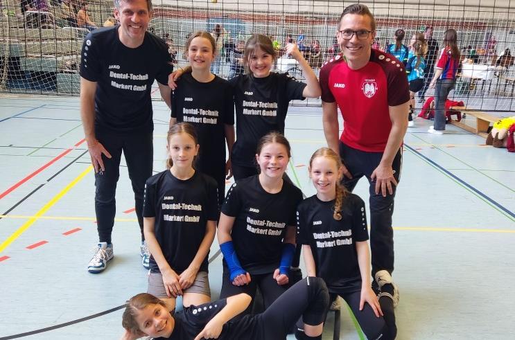 Unser Bild zeigt das Aschacher Team mit Thomas Markert (hinten, von links), Mia Markert, Lena Seufert und Christian Friedl sowie Luisa Tennie (Mitte, von links), Mailin Back, Elea Wehner sowie Julia Friedl (liegend).