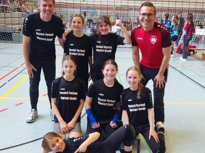 Unser Bild zeigt das Aschacher Team mit Thomas Markert (hinten, von links), Mia Markert, Lena Seufert und Christian Friedl sowie Luisa Tennie (Mitte, von links), Mailin Back, Elea Wehner sowie Julia Friedl (liegend). Unser Bild zeigt das Aschacher Team mit Thomas Markert (hinten, von links), Mia Markert, Lena Seufert und Christian Friedl sowie Luisa Tennie (Mitte, von links), Mailin Back, Elea Wehner sowie Julia Friedl (liegend).