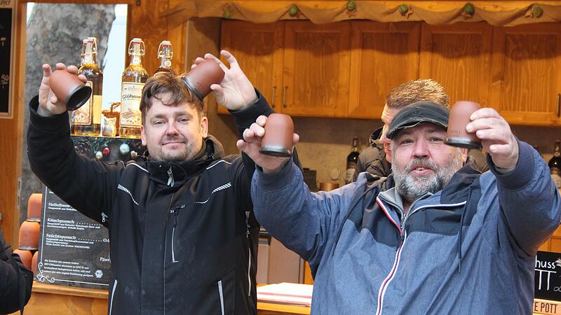 Galgenhumor: Florian Hartig (l.) und seine Schaustellerkollegen ertränkten gestern ihren Frust im Glühwein.