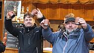 Galgenhumor: Florian Hartig (l.) und seine Schaustellerkollegen ertränkten gestern ihren Frust im Glühwein.