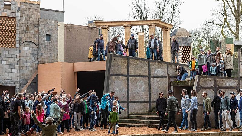 Seit Ostern wird auf der Freilichtb&uuml;hne in S&ouml;mmersdorf f&uuml;r die Passionsspiele geprobt. 18 Auff&uuml;hrungen soll es geben und jeweils Catering bis nach Mitternacht. Dagegen klagen Anwohnerinnen und Anwohner.